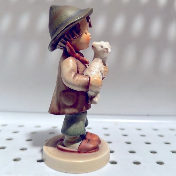 💙TM3 ‘The Lost Sheep/Boy with Lamb’ Hummel Goebel #68 - Picture 5 of 7